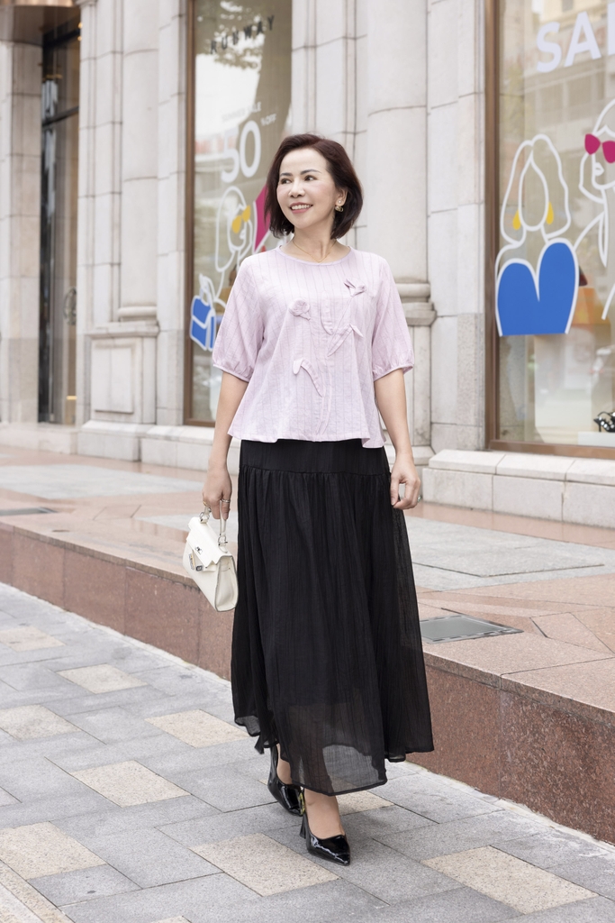M COLLECTION | Áo Kiểu Nữ Trung Niên Tặng Mẹ, Bà Cổ Tròn Tay Bo Bí Lỡ Vải Linen Đính Hoa 3D A11984LW01