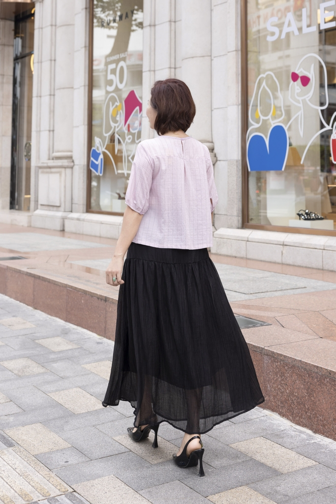 M COLLECTION | Áo Kiểu Nữ Trung Niên Tặng Mẹ, Bà Cổ Tròn Tay Bo Bí Lỡ Vải Linen Đính Hoa 3D A11984LW01