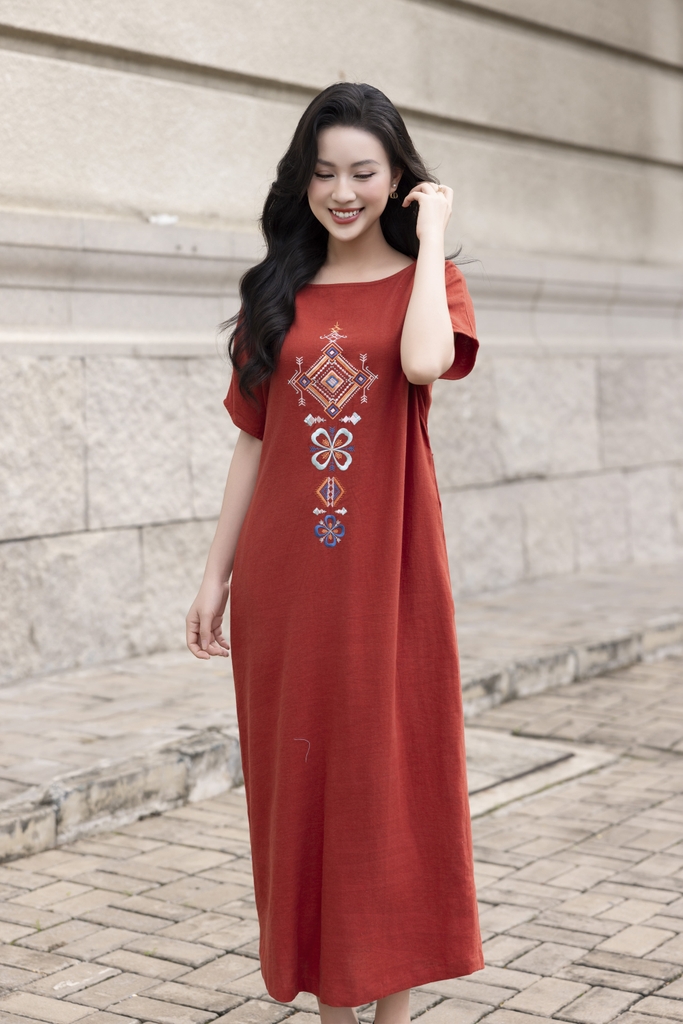 SWANLAKE | Váy Đầm Nữ Maxi Suông Xẻ Tà Linen Thêu Hoa Thổ Cẩm Cổ Thuyền Khoét Lưng Công Sở D12826LW01