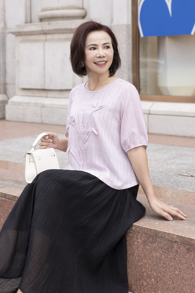 M COLLECTION | Áo Kiểu Nữ Trung Niên Tặng Mẹ, Bà Cổ Tròn Tay Bo Bí Lỡ Vải Linen Đính Hoa 3D A11984LW01