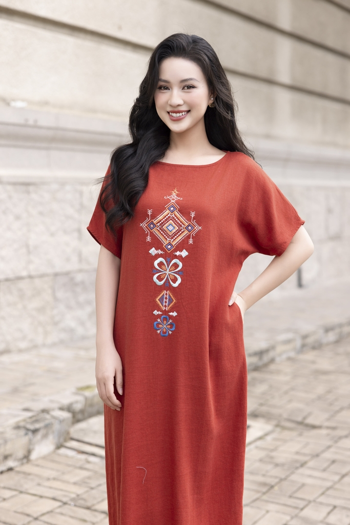 SWANLAKE | Váy Đầm Nữ Maxi Suông Xẻ Tà Linen Thêu Hoa Thổ Cẩm Cổ Thuyền Khoét Lưng Công Sở D12826LW01