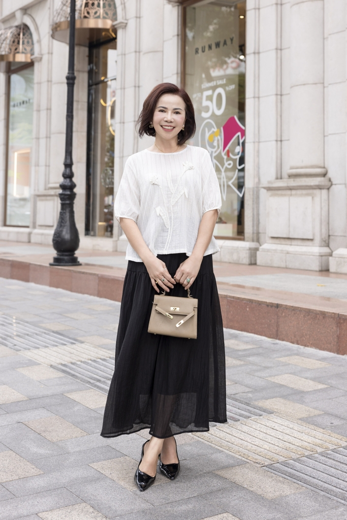 M COLLECTION | Áo Kiểu Nữ Trung Niên Tặng Mẹ, Bà Cổ Tròn Tay Bo Bí Lỡ Vải Linen Đính Hoa 3D A11984LW01