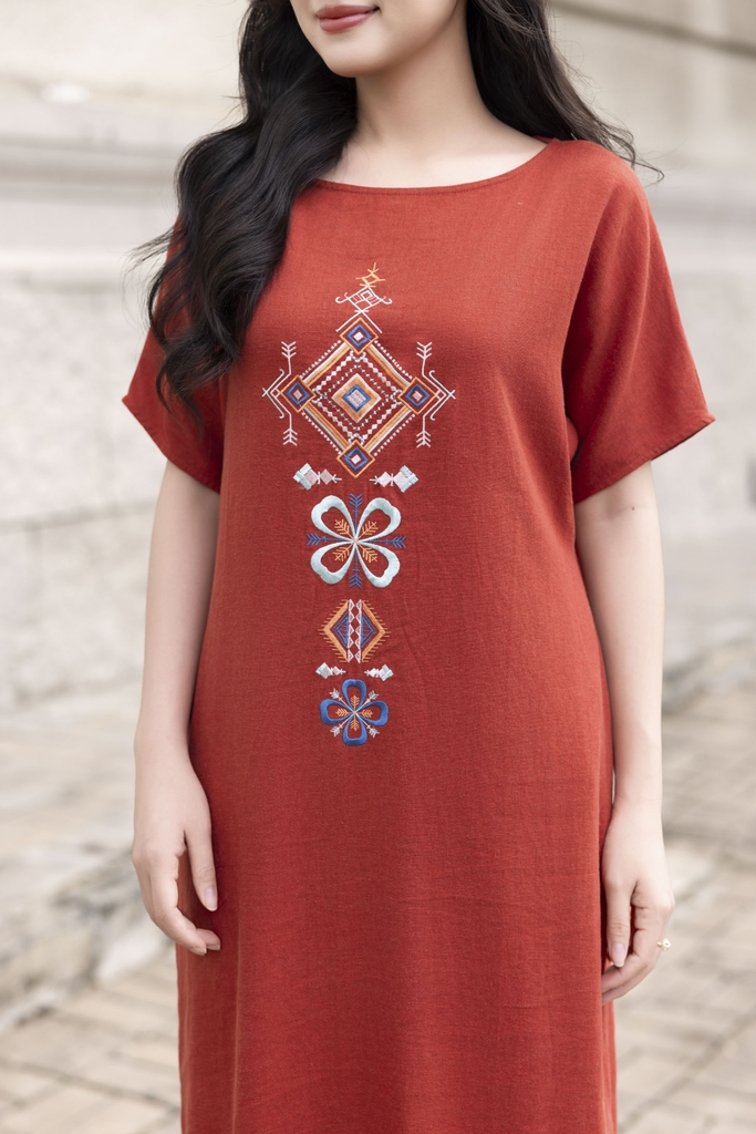 SWANLAKE | Váy Đầm Nữ Maxi Suông Xẻ Tà Linen Thêu Hoa Thổ Cẩm Cổ Thuyền Khoét Lưng Công Sở D12826LW01