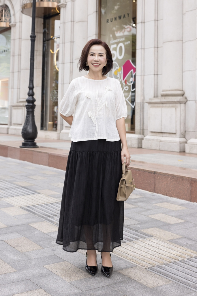 M COLLECTION | Áo Kiểu Nữ Trung Niên Tặng Mẹ, Bà Cổ Tròn Tay Bo Bí Lỡ Vải Linen Đính Hoa 3D A11984LW01