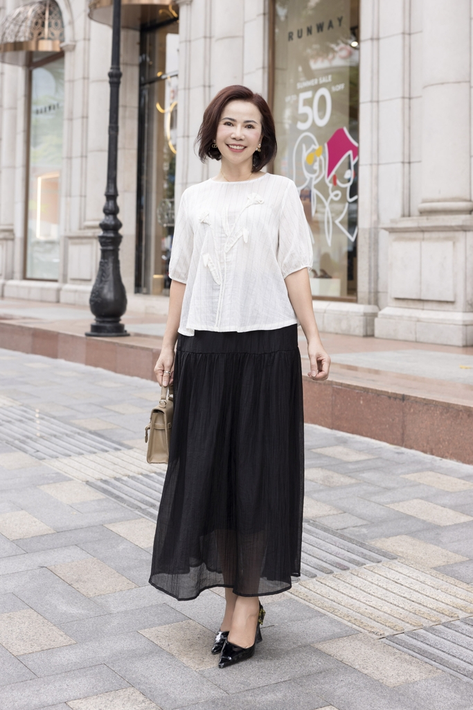 M COLLECTION | Áo Kiểu Nữ Trung Niên Tặng Mẹ, Bà Cổ Tròn Tay Bo Bí Lỡ Vải Linen Đính Hoa 3D A11984LW01
