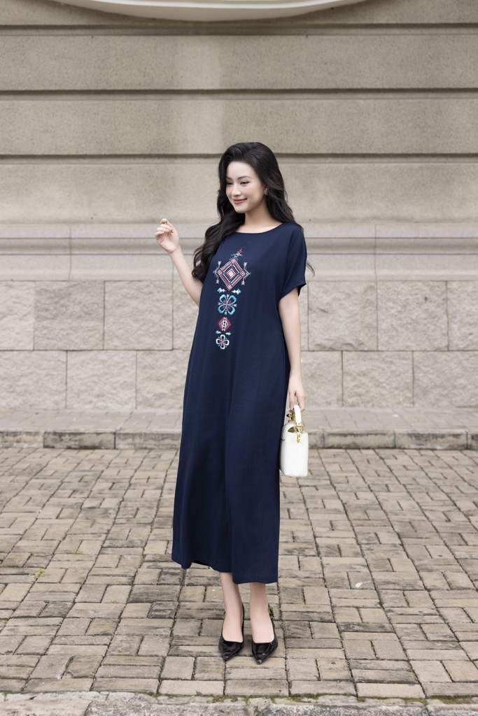 SWANLAKE | Váy Đầm Nữ Maxi Suông Xẻ Tà Linen Thêu Hoa Thổ Cẩm Cổ Thuyền Khoét Lưng Công Sở D12826LW01