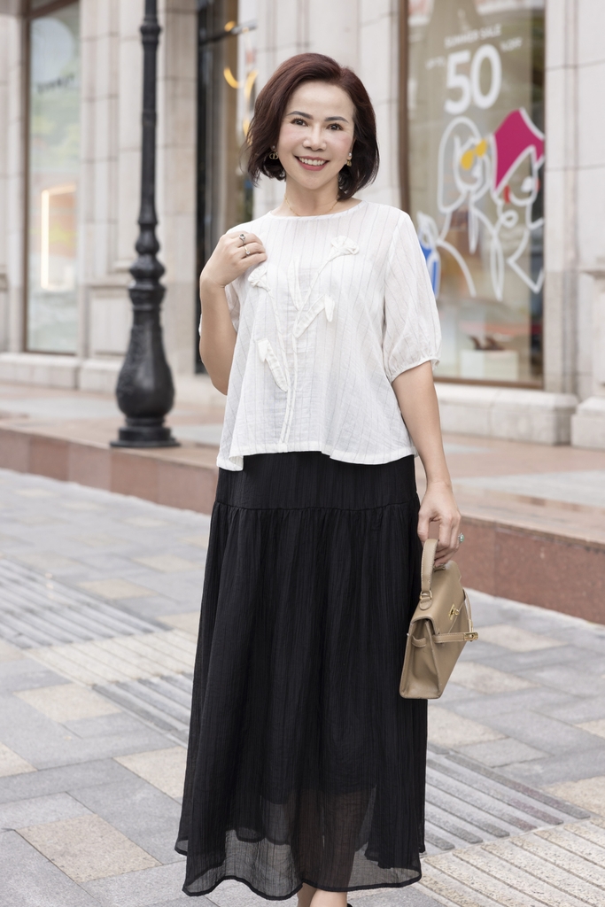 M COLLECTION | Áo Kiểu Nữ Trung Niên Tặng Mẹ, Bà Cổ Tròn Tay Bo Bí Lỡ Vải Linen Đính Hoa 3D A11984LW01