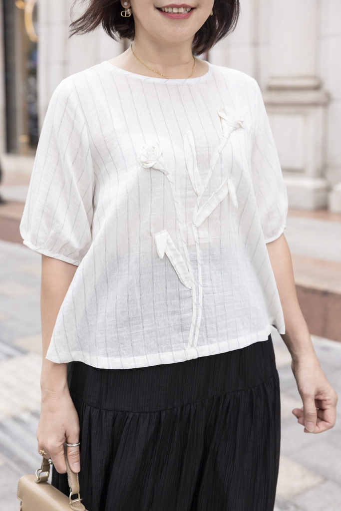 M COLLECTION | Áo Kiểu Nữ Trung Niên Tặng Mẹ, Bà Cổ Tròn Tay Bo Bí Lỡ Vải Linen Đính Hoa 3D A11984LW01