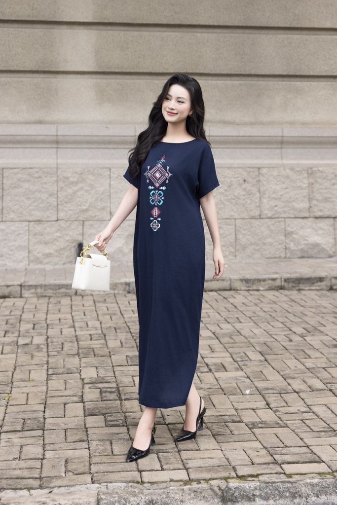 SWANLAKE | Váy Đầm Nữ Maxi Suông Xẻ Tà Linen Thêu Hoa Thổ Cẩm Cổ Thuyền Khoét Lưng Công Sở D12826LW01