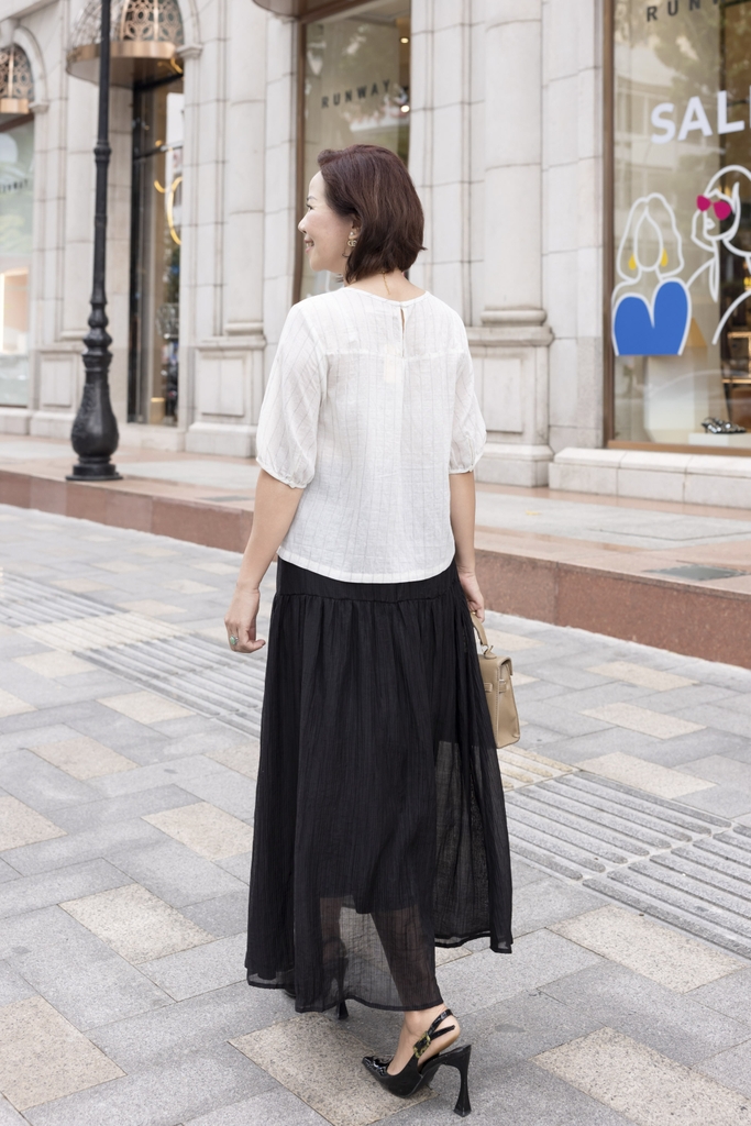 M COLLECTION | Áo Kiểu Nữ Trung Niên Tặng Mẹ, Bà Cổ Tròn Tay Bo Bí Lỡ Vải Linen Đính Hoa 3D A11984LW01