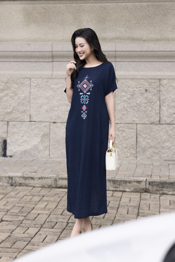 SWANLAKE | Váy Đầm Nữ Maxi Suông Xẻ Tà Linen Thêu Hoa Thổ Cẩm Cổ Thuyền Khoét Lưng Công Sở D12826LW01