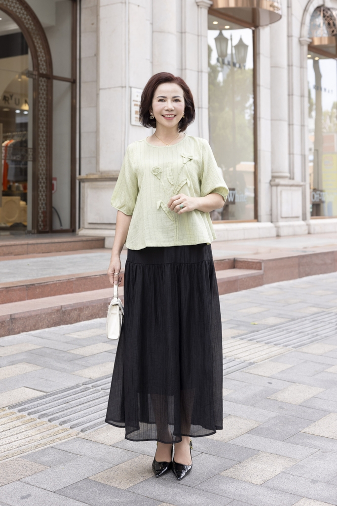 M COLLECTION | Áo Kiểu Nữ Trung Niên Tặng Mẹ, Bà Cổ Tròn Tay Bo Bí Lỡ Vải Linen Đính Hoa 3D A11984LW01
