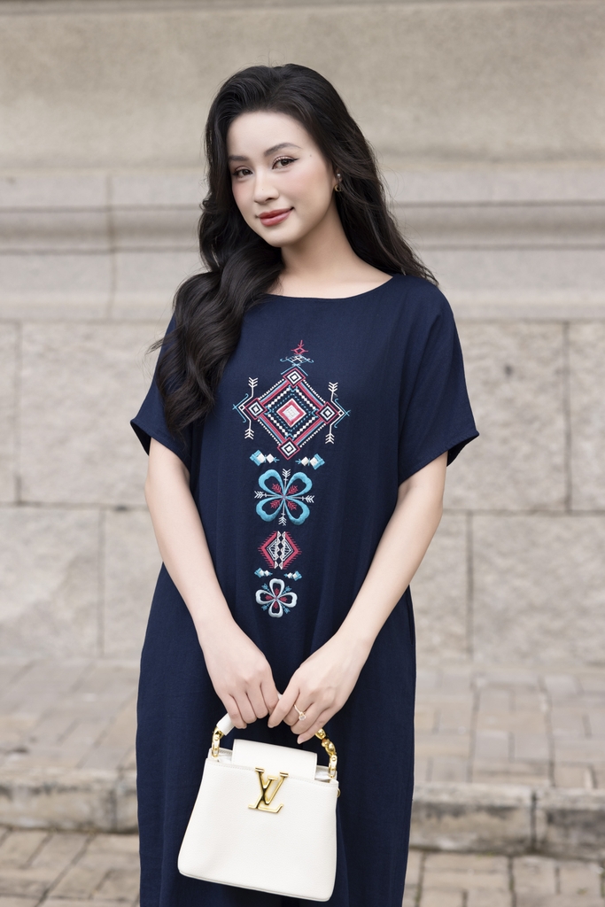 SWANLAKE | Váy Đầm Nữ Maxi Suông Xẻ Tà Linen Thêu Hoa Thổ Cẩm Cổ Thuyền Khoét Lưng Công Sở D12826LW01