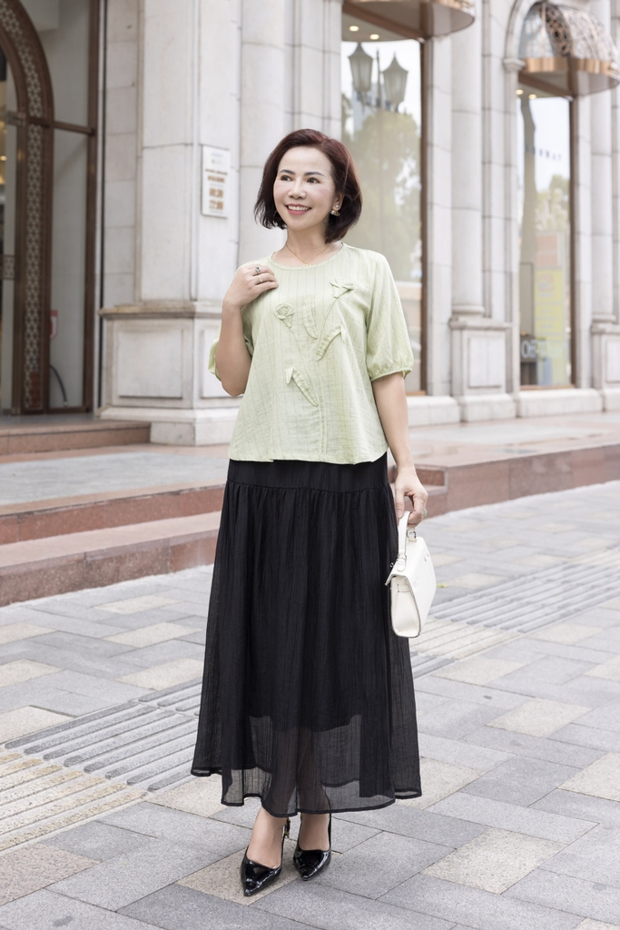 M COLLECTION | Áo Kiểu Nữ Trung Niên Tặng Mẹ, Bà Cổ Tròn Tay Bo Bí Lỡ Vải Linen Đính Hoa 3D A11984LW01