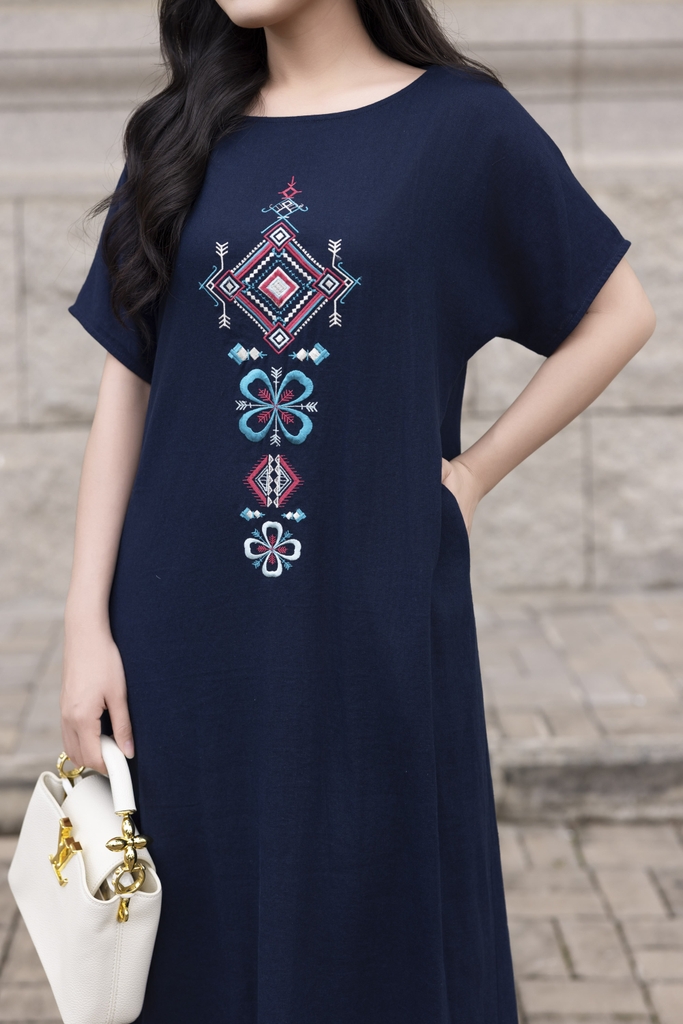 SWANLAKE | Váy Đầm Nữ Maxi Suông Xẻ Tà Linen Thêu Hoa Thổ Cẩm Cổ Thuyền Khoét Lưng Công Sở D12826LW01