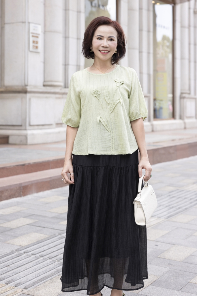 M COLLECTION | Áo Kiểu Nữ Trung Niên Tặng Mẹ, Bà Cổ Tròn Tay Bo Bí Lỡ Vải Linen Đính Hoa 3D A11984LW01