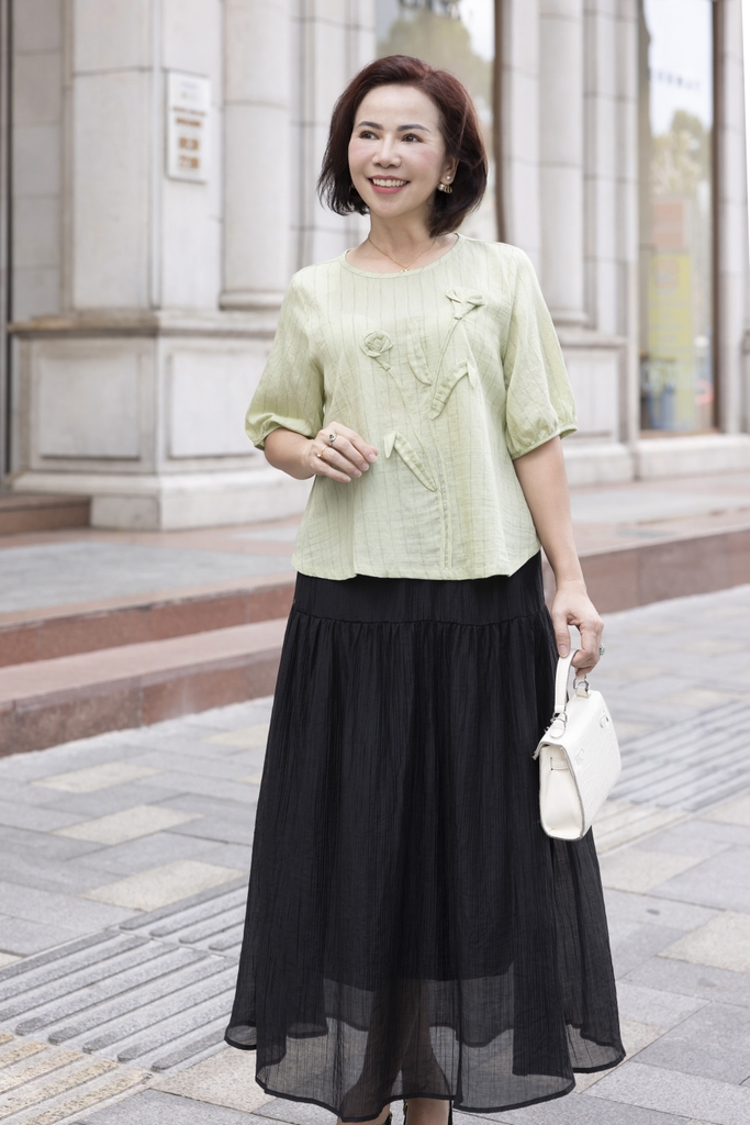 M COLLECTION | Áo Kiểu Nữ Trung Niên Tặng Mẹ, Bà Cổ Tròn Tay Bo Bí Lỡ Vải Linen Đính Hoa 3D A11984LW01