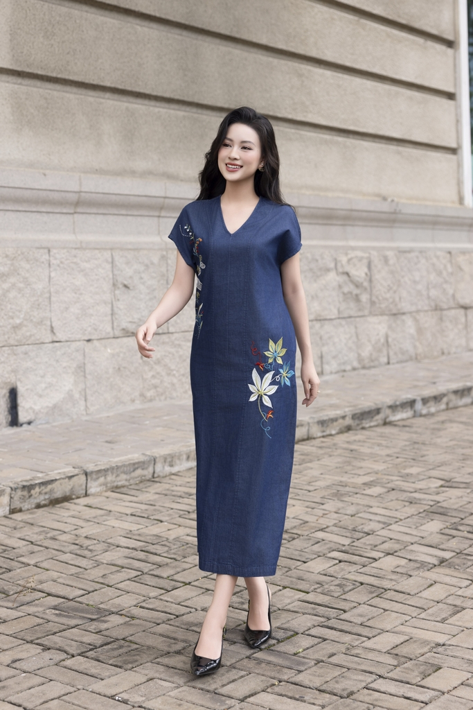 SWANLAKE | Váy Đầm Nữ Midi Suông Xẻ Tà Denim Jean Wash Thêu Hoa Cổ Tim Tay Hến Có Túi Công Sở D12896LW01