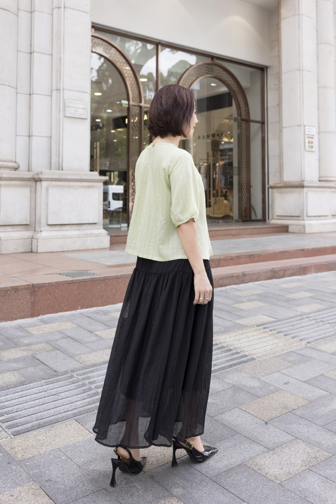 M COLLECTION | Áo Kiểu Nữ Trung Niên Tặng Mẹ, Bà Cổ Tròn Tay Bo Bí Lỡ Vải Linen Đính Hoa 3D A11984LW01
