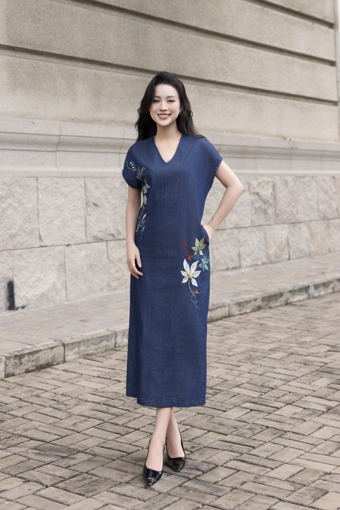 SWANLAKE | Váy Đầm Nữ Midi Suông Xẻ Tà Denim Jean Wash Thêu Hoa Cổ Tim Tay Hến Có Túi Công Sở D12896LW01