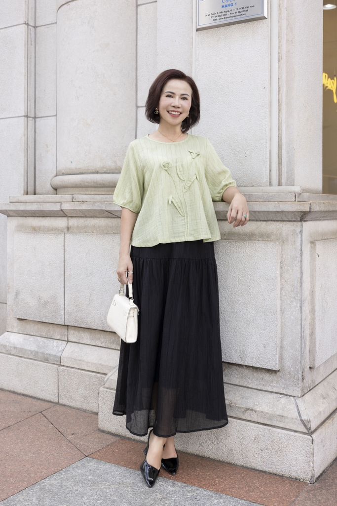 M COLLECTION | Áo Kiểu Nữ Trung Niên Tặng Mẹ, Bà Cổ Tròn Tay Bo Bí Lỡ Vải Linen Đính Hoa 3D A11984LW01