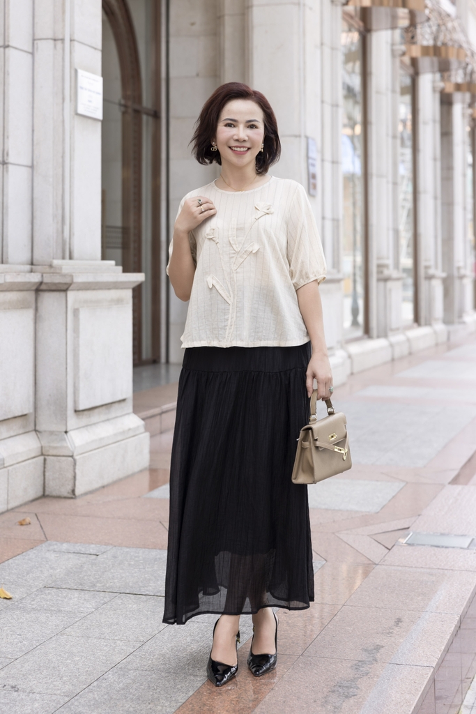 M COLLECTION | Áo Kiểu Nữ Trung Niên Tặng Mẹ, Bà Cổ Tròn Tay Bo Bí Lỡ Vải Linen Đính Hoa 3D A11984LW01