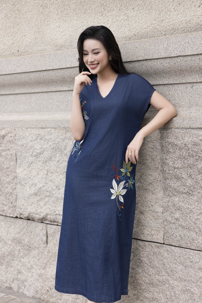 SWANLAKE | Váy Đầm Nữ Midi Suông Xẻ Tà Denim Jean Wash Thêu Hoa Cổ Tim Tay Hến Có Túi Công Sở D12896LW01