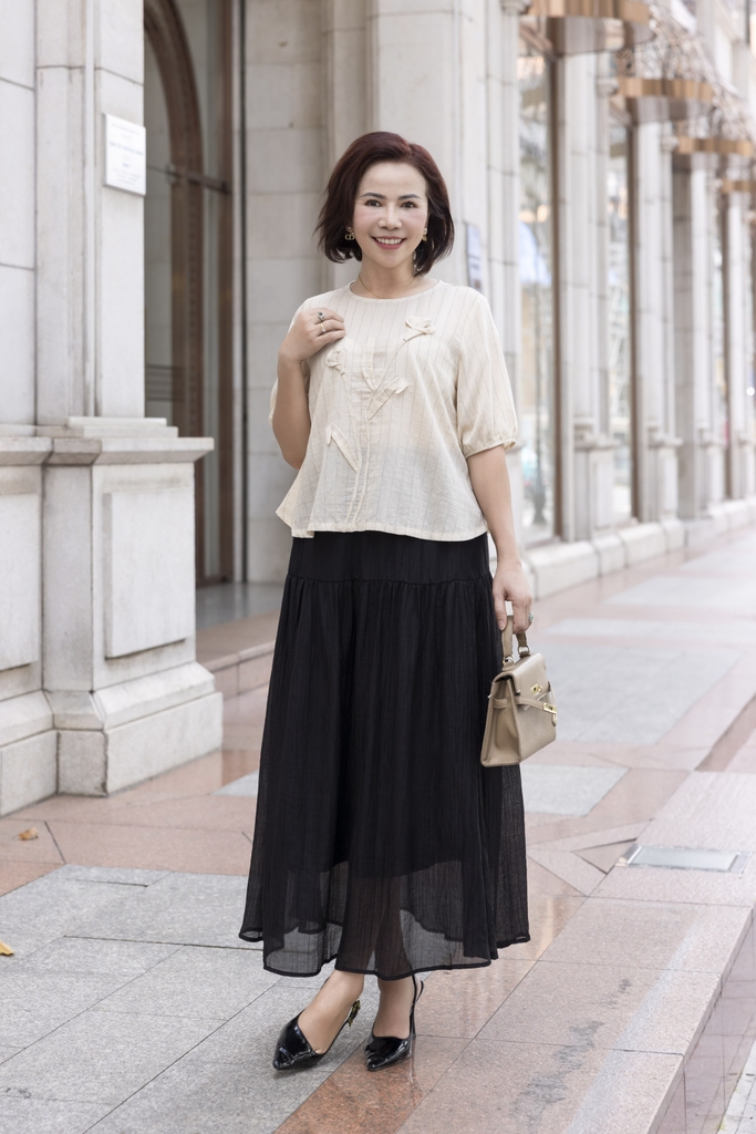 M COLLECTION | Áo Kiểu Nữ Trung Niên Tặng Mẹ, Bà Cổ Tròn Tay Bo Bí Lỡ Vải Linen Đính Hoa 3D A11984LW01
