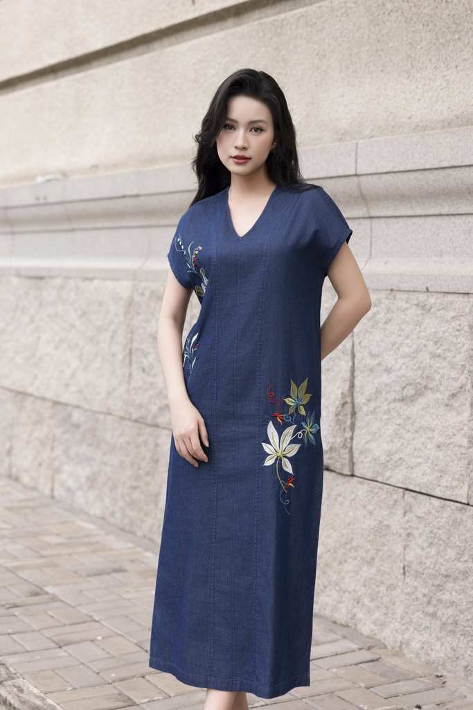 SWANLAKE | Váy Đầm Nữ Midi Suông Xẻ Tà Denim Jean Wash Thêu Hoa Cổ Tim Tay Hến Có Túi Công Sở D12896LW01