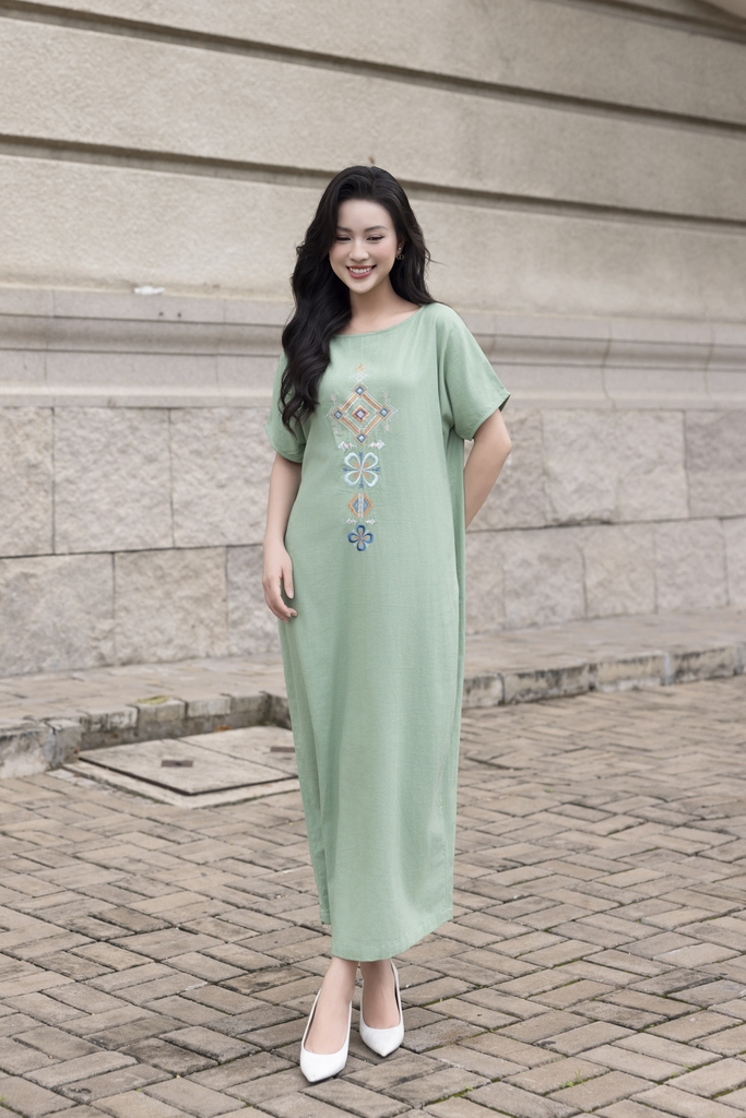 SWANLAKE | Váy Đầm Nữ Maxi Suông Xẻ Tà Linen Thêu Hoa Thổ Cẩm Cổ Thuyền Khoét Lưng Công Sở D12826LW01