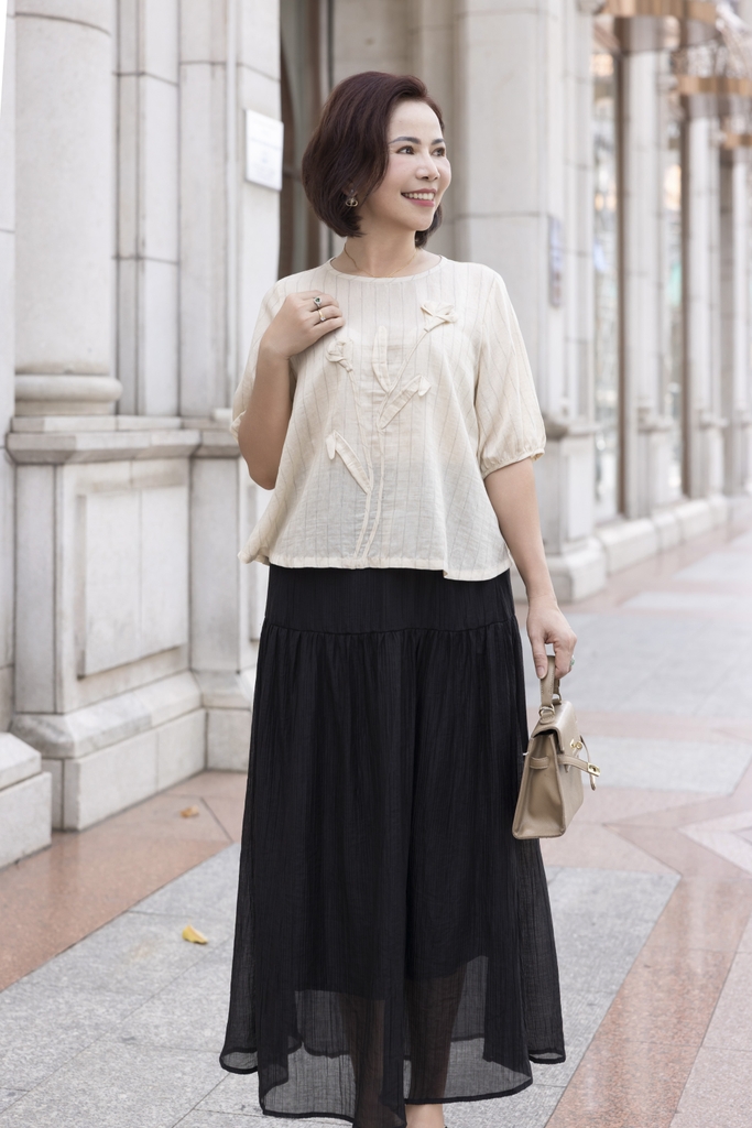 M COLLECTION | Áo Kiểu Nữ Trung Niên Tặng Mẹ, Bà Cổ Tròn Tay Bo Bí Lỡ Vải Linen Đính Hoa 3D A11984LW01