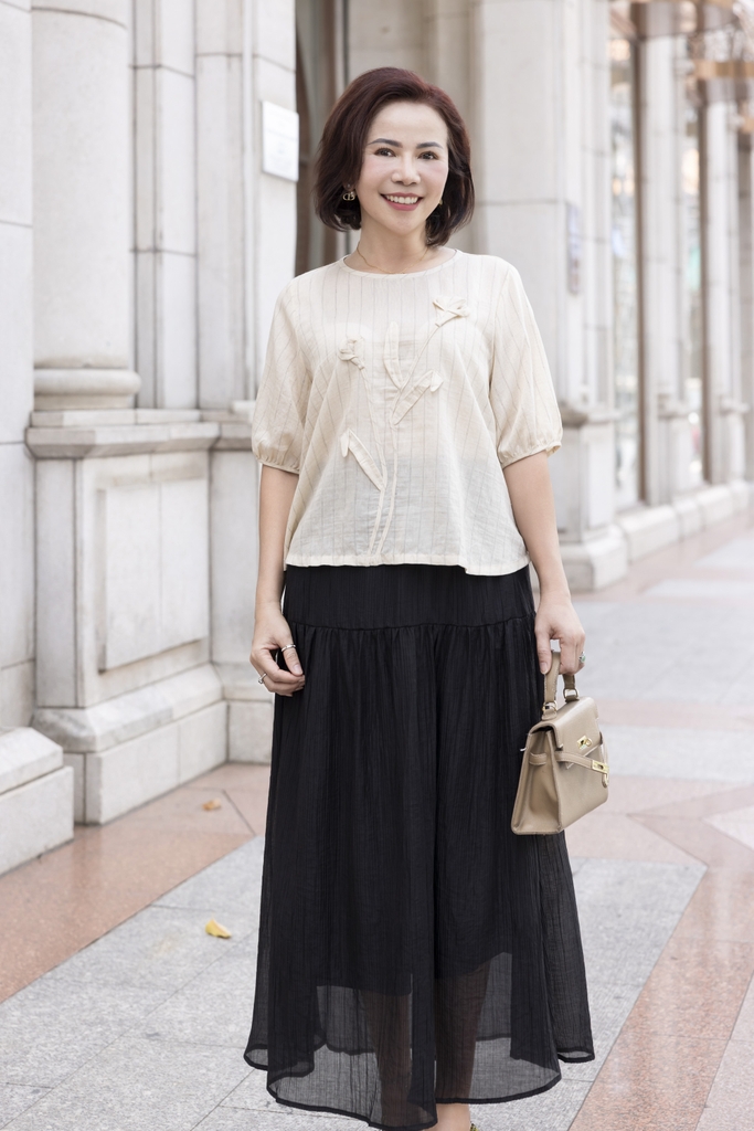 M COLLECTION | Áo Kiểu Nữ Trung Niên Tặng Mẹ, Bà Cổ Tròn Tay Bo Bí Lỡ Vải Linen Đính Hoa 3D A11984LW01
