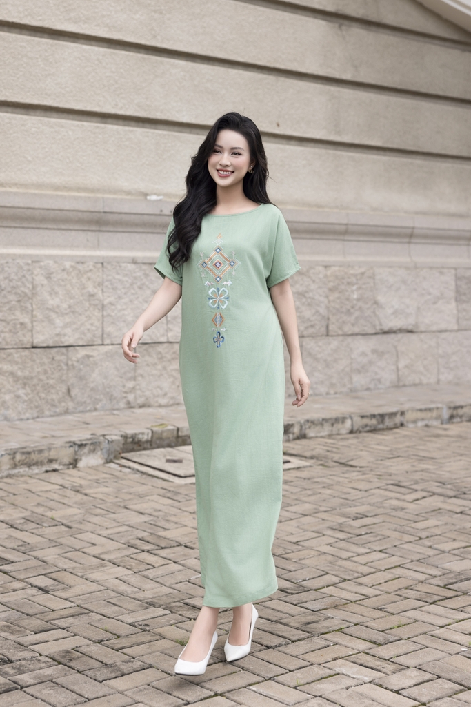 SWANLAKE | Váy Đầm Nữ Maxi Suông Xẻ Tà Linen Thêu Hoa Thổ Cẩm Cổ Thuyền Khoét Lưng Công Sở D12826LW01