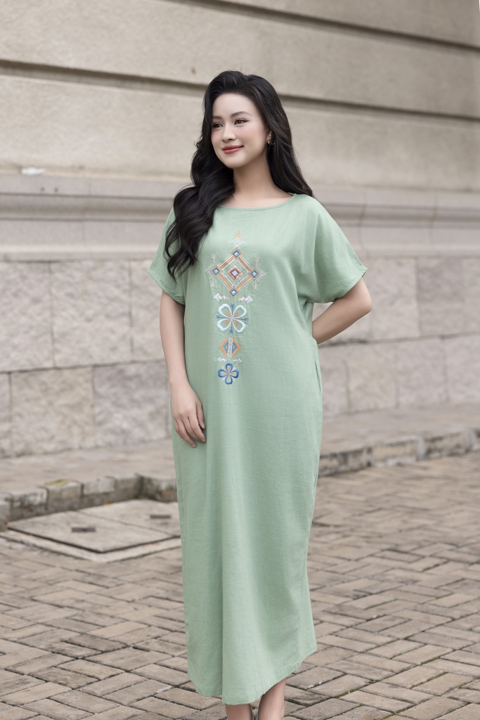 SWANLAKE | Váy Đầm Nữ Maxi Suông Xẻ Tà Linen Thêu Hoa Thổ Cẩm Cổ Thuyền Khoét Lưng Công Sở D12826LW01