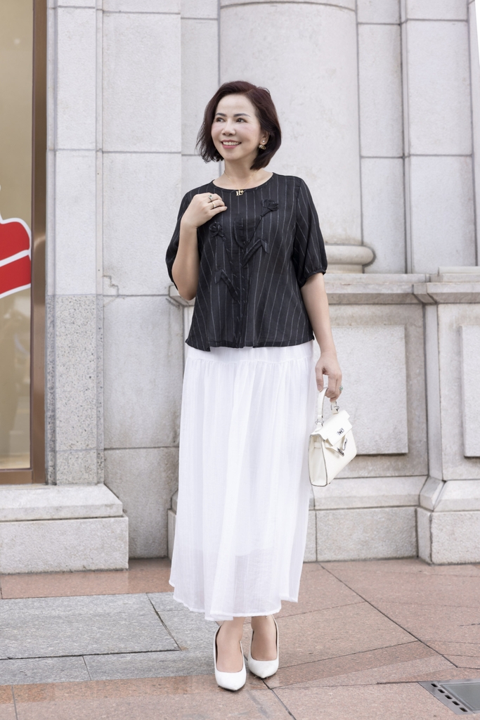M COLLECTION | Áo Kiểu Nữ Trung Niên Tặng Mẹ, Bà Cổ Tròn Tay Bo Bí Lỡ Vải Linen Đính Hoa 3D A11984LW01
