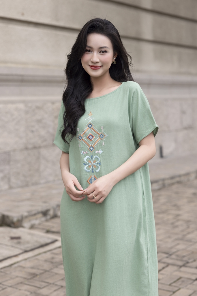 SWANLAKE | Váy Đầm Nữ Maxi Suông Xẻ Tà Linen Thêu Hoa Thổ Cẩm Cổ Thuyền Khoét Lưng Công Sở D12826LW01