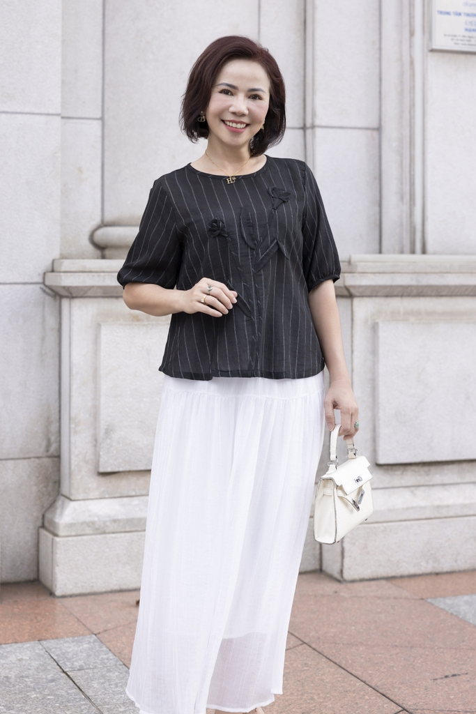 M COLLECTION | Áo Kiểu Nữ Trung Niên Tặng Mẹ, Bà Cổ Tròn Tay Bo Bí Lỡ Vải Linen Đính Hoa 3D A11984LW01