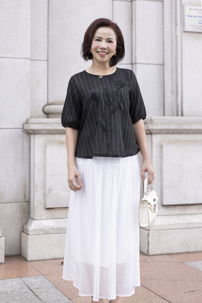 M COLLECTION | Áo Kiểu Nữ Trung Niên Tặng Mẹ, Bà Cổ Tròn Tay Bo Bí Lỡ Vải Linen Đính Hoa 3D A11984LW01