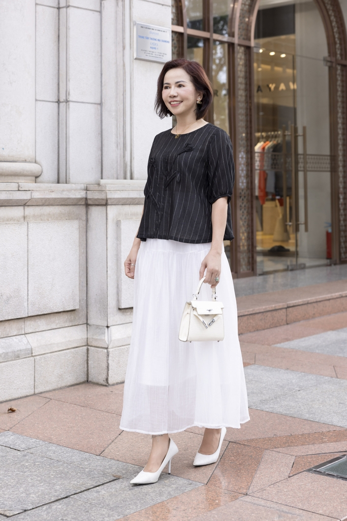 M COLLECTION | Áo Kiểu Nữ Trung Niên Tặng Mẹ, Bà Cổ Tròn Tay Bo Bí Lỡ Vải Linen Đính Hoa 3D A11984LW01