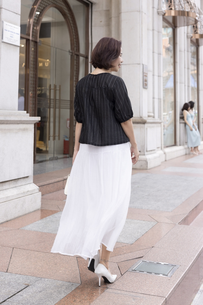 M COLLECTION | Áo Kiểu Nữ Trung Niên Tặng Mẹ, Bà Cổ Tròn Tay Bo Bí Lỡ Vải Linen Đính Hoa 3D A11984LW01