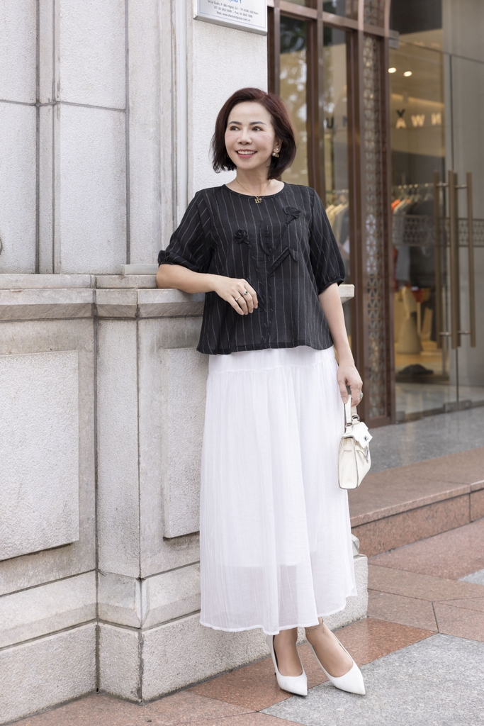 M COLLECTION | Áo Kiểu Nữ Trung Niên Tặng Mẹ, Bà Cổ Tròn Tay Bo Bí Lỡ Vải Linen Đính Hoa 3D A11984LW01