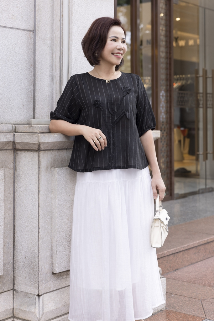 M COLLECTION | Áo Kiểu Nữ Trung Niên Tặng Mẹ, Bà Cổ Tròn Tay Bo Bí Lỡ Vải Linen Đính Hoa 3D A11984LW01