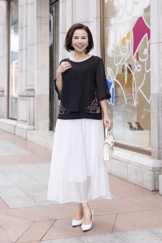 M COLLECTION | Áo Kiểu Nữ Trung Niên Tặng Mẹ, Bà Lụa Hàn Thêu Hoa 2 Lớp Cổ Tròn Tay Lỡ Xẻ Tà A12305LW01