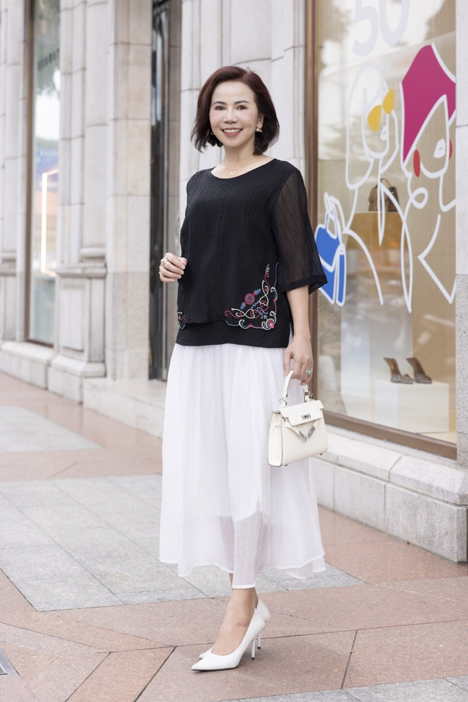 M COLLECTION | Áo Kiểu Nữ Trung Niên Tặng Mẹ, Bà Lụa Hàn Thêu Hoa 2 Lớp Cổ Tròn Tay Lỡ Xẻ Tà A12305LW01