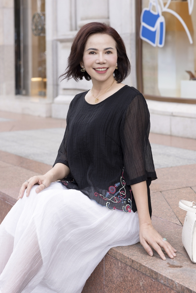 M COLLECTION | Áo Kiểu Nữ Trung Niên Tặng Mẹ, Bà Lụa Hàn Thêu Hoa 2 Lớp Cổ Tròn Tay Lỡ Xẻ Tà A12305LW01