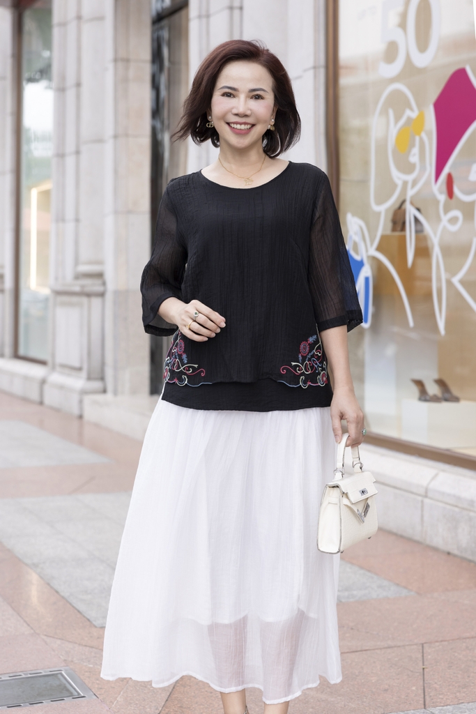 M COLLECTION | Áo Kiểu Nữ Trung Niên Tặng Mẹ, Bà Lụa Hàn Thêu Hoa 2 Lớp Cổ Tròn Tay Lỡ Xẻ Tà A12305LW01