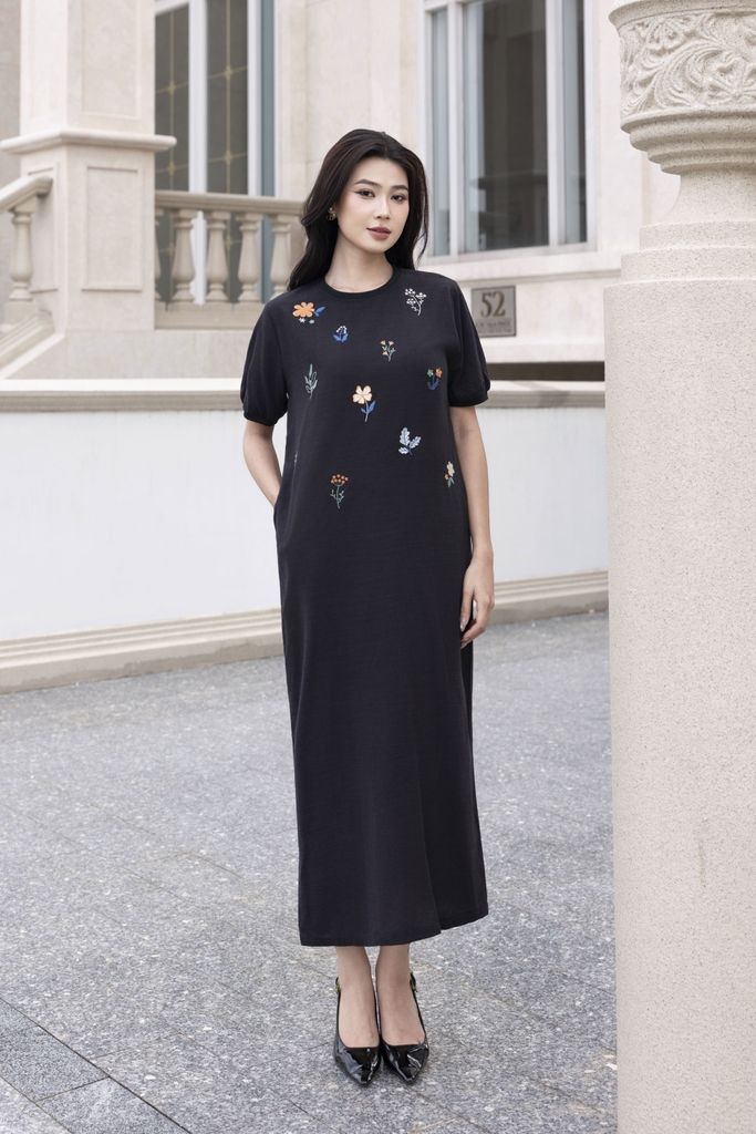 SWANLAKE | Váy Đầm Nữ Midi Suông Linen Thêu Hoa Tay Cổ Tròn Viền Thun Có Túi Xẻ Tà Công Sở Hè D12694LW01