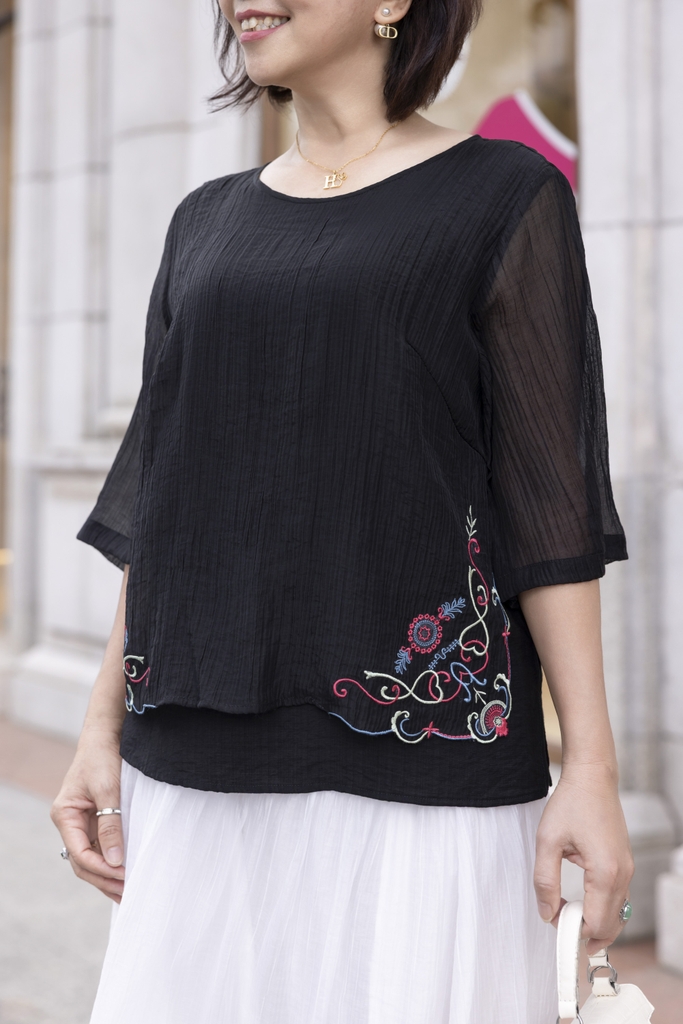 M COLLECTION | Áo Kiểu Nữ Trung Niên Tặng Mẹ, Bà Lụa Hàn Thêu Hoa 2 Lớp Cổ Tròn Tay Lỡ Xẻ Tà A12305LW01