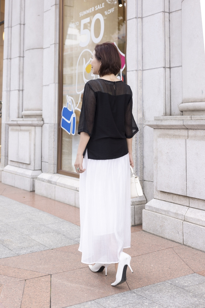 M COLLECTION | Áo Kiểu Nữ Trung Niên Tặng Mẹ, Bà Lụa Hàn Thêu Hoa 2 Lớp Cổ Tròn Tay Lỡ Xẻ Tà A12305LW01