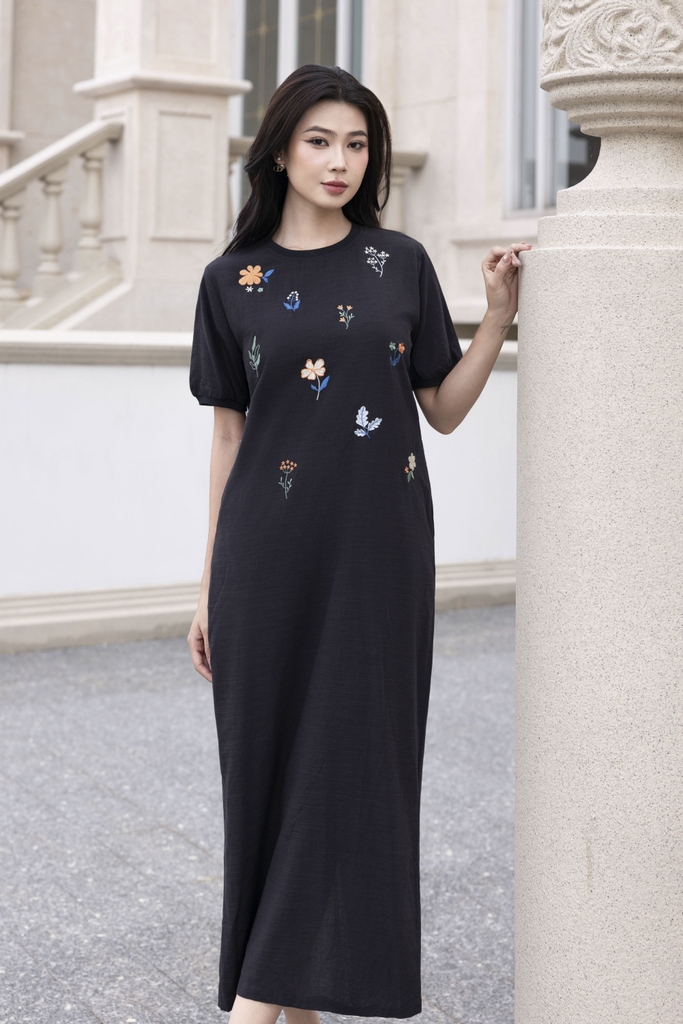 SWANLAKE | Váy Đầm Nữ Midi Suông Linen Thêu Hoa Tay Cổ Tròn Viền Thun Có Túi Xẻ Tà Công Sở Hè D12694LW01